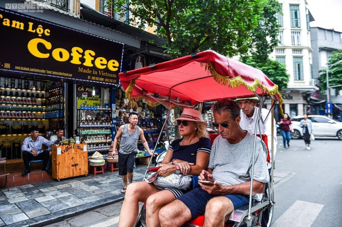 Du khách trải nghiệm xích lô tại Hà Nội