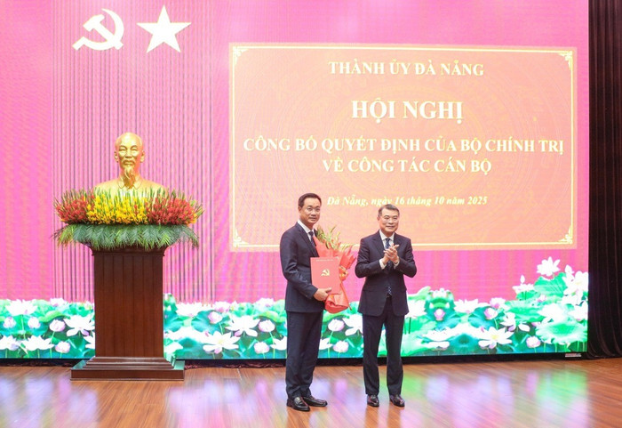 Ông Lê Minh Hưng, Ủy viên Bộ Chính trị, Bí thư Trung ương Đảng, Trưởng ban Tổ chức Trung ương đã trao quyết định cho ông Lê Ngọc Quang