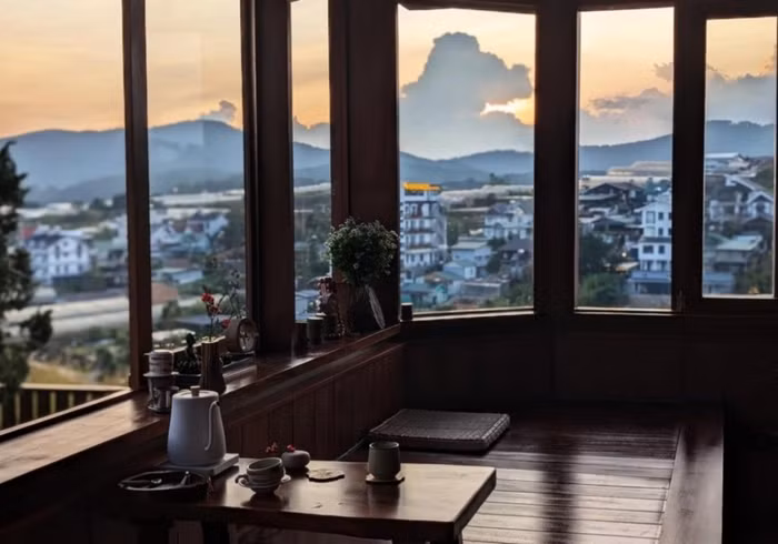 Đại Nghĩa đặt tên cho nhà vườn của mình là Mộc hương viên - tức một khu vườn tĩnh lặng, yên bình, sự mộc mạc cùng với hương thơm của cỏ cây hoa lá hòa quyện. Đây là nơi nam nghệ sĩ và gia đình nghỉ ngơi, tiếp đón những người bạn thân khi có dịp đến Đà Lạt