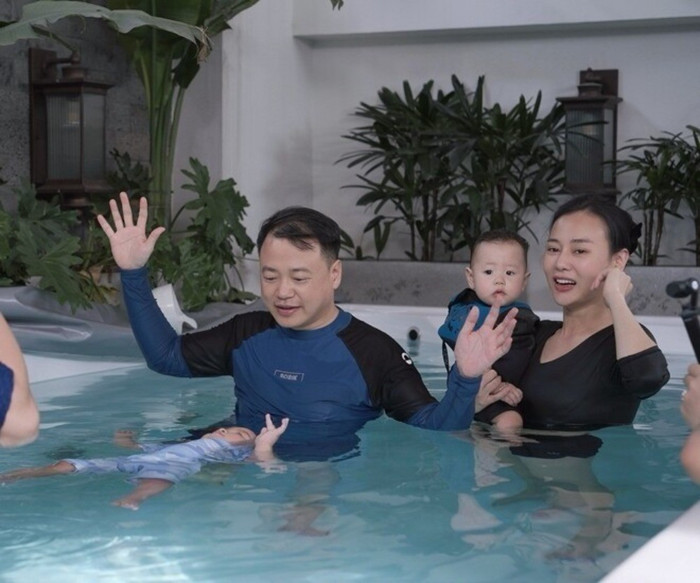 Trong bức ảnh, vợ chồng doanh nhân đang cùng các con tham gia học bơi sinh tồn tại nhà riêng. Theo lời Phương Oanh, cặp song sinh Jimmy – Jenny rất quấn bố và luôn hào hứng khoe kỹ năng với anh Trong bức ảnh, vợ chồng doanh nhân đang cùng các con tham gia học bơi sinh tồn tại nhà riêng. Theo lời Phương Oanh, cặp song sinh Jimmy – Jenny rất quấn bố và luôn hào hứng khoe kỹ năng với anh