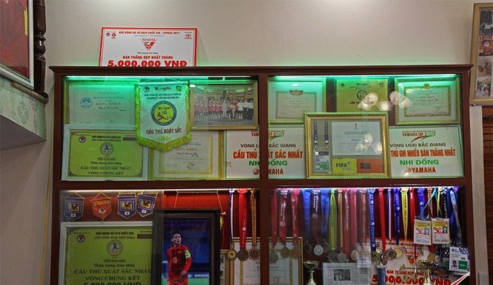 Khu vực trưng bày giải thưởng, huy chương, danh hiệu,... của tiền vệ Quang Hải