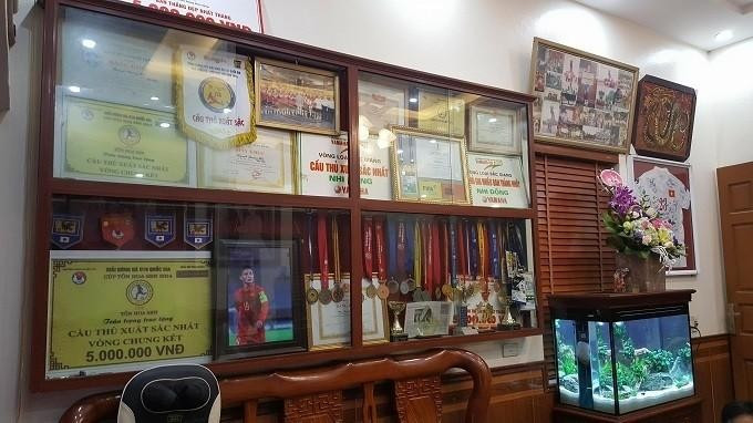 Nổi bật nhất của không gian này là chiếc tủ kính trưng bày các giải thưởng, danh hiệu, huy chương, cúp mà Quang Hải giành được trong suốt sự nghiệp thi đấu của mình
