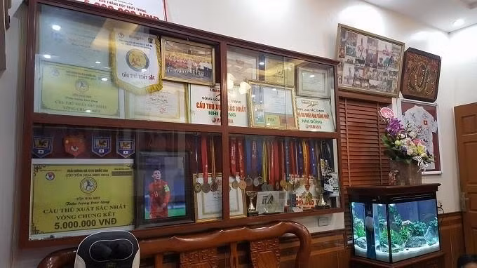 Nổi bật nhất của không gian này là chiếc tủ kính trưng bày các giải thưởng, danh hiệu, huy chương, cúp mà Quang Hải giành được trong suốt sự nghiệp thi đấu của mình
