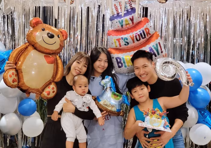 Diễn viên Mạnh Trường cùng vợ và các con