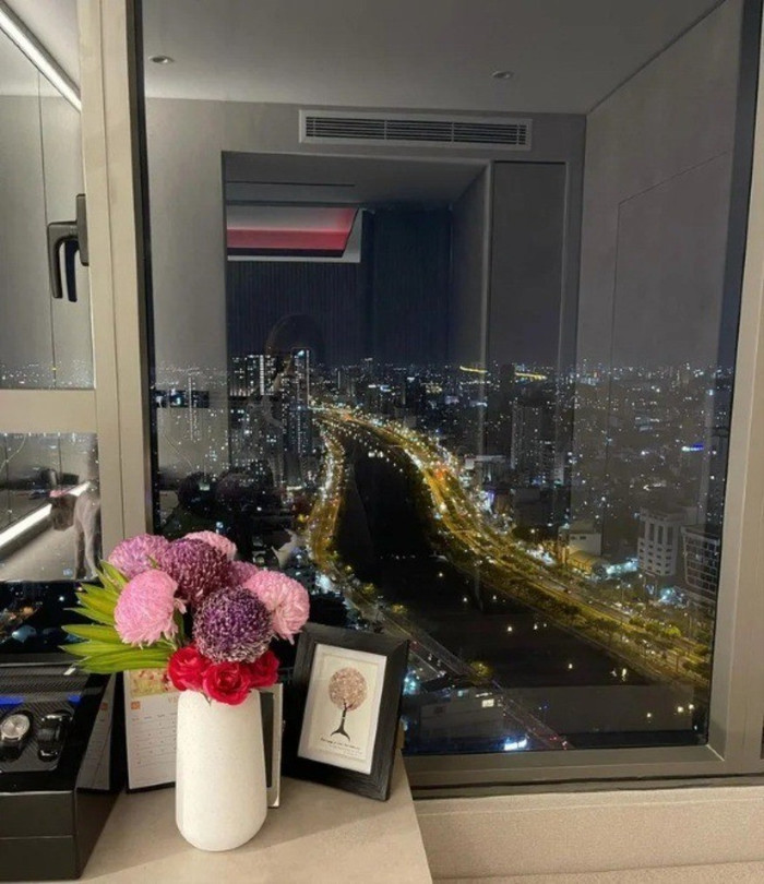 Được biết, căn hộ có giá 20 tỷ đồng. Sau đó, Trấn Thành chi thêm 5 tỷ đồng để sắm thêm nội thất nhập hoàn toàn từ Ý. Căn hộ còn có phòng tập riêng để cặp đôi có thể rèn luyện thể dục thể thao tại nhà, không gian riêng để trưng bày quần áo, giày dép hàng hiệu Được biết, căn hộ có giá 20 tỷ đồng. Sau đó, Trấn Thành chi thêm 5 tỷ đồng để sắm thêm nội thất nhập hoàn toàn từ Ý. Căn hộ còn có phòng tập riêng để cặp đôi có thể rèn luyện thể dục thể thao tại nhà, không gian riêng để trưng bày quần áo, giày dép hàng hiệu