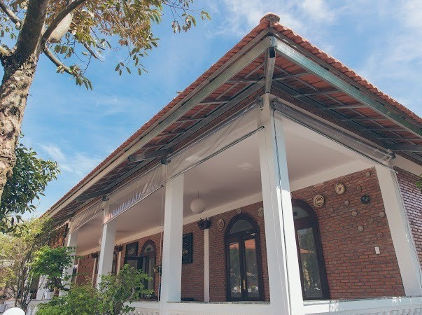 Phủ Trần Lê Gia xuất phát từ tâm nguyện báo hiếu cha mẹ, dòng họ. Cô cho biết mục đích của việc xây dựng này là để bày tỏ lòng tôn kính của mình với gia tộc, với các bậc tiền nhân. Để hoàn thành công trình kịp ngày đã định Lý Nhã Kỳ đã quần quật làm ngày, đêm cùng các công nhân, nhân viên của cô