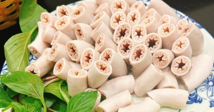 Dù được ưa chuộng và sẵn có tại nhiều quán ăn, nhưng gần đây, một số thông tin về nguồn gốc và chất lượng của món ăn này đã khiến nhiều người tiêu dùng lo lắng