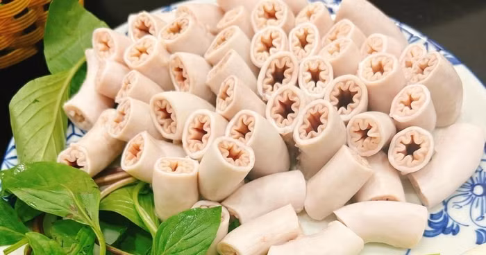 Dù được ưa chuộng và sẵn có tại nhiều quán ăn, nhưng gần đây, một số thông tin về nguồn gốc và chất lượng của món ăn này đã khiến nhiều người tiêu dùng lo lắng