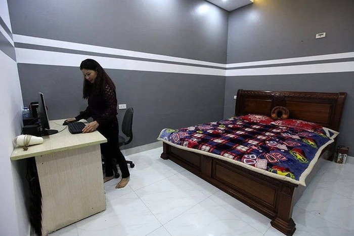 Phòng ngủ cũ của chàng cầu thủ có phong cách hiện đại hơn với gam màu xám - trắng chủ đạo