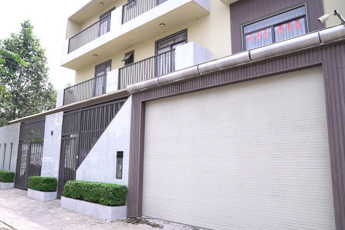 Gia đình NSƯT Kim Tử Long đang sống trong căn biệt thự rộng hơn 300 m² tại TPHCM. Theo ước tính từ bất động sản khu vực nơi anh đang sống, giá trị căn nhà lên đến triệu đô.