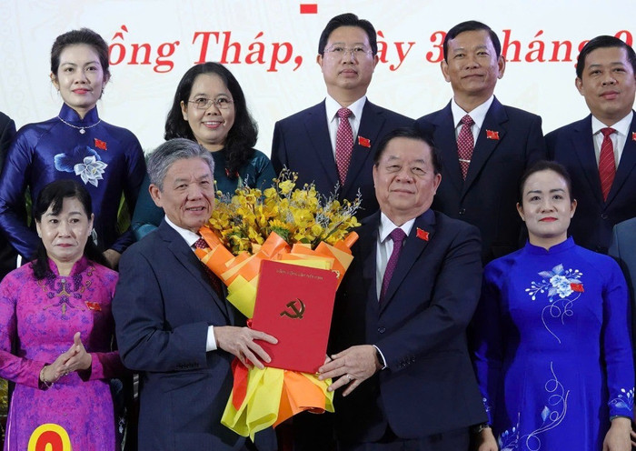 Ông Ngô Chí Cường (trái) nhận các quyết định của Bộ Chính trị
