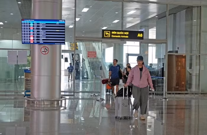 Hành khách tại nhà ga Sân bay Liên Khương
