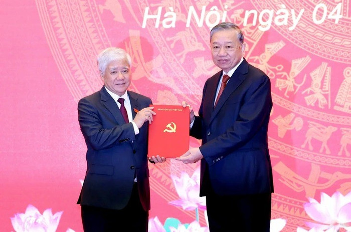 Tổng Bí thư Tô Lâm trao quyết định cho ông Đỗ Văn Chiến