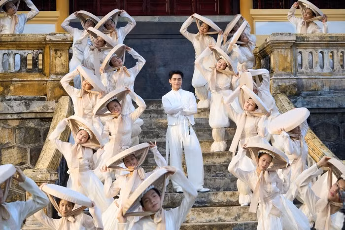 Qua MV "Công Tử Văn Thơ", vẻ đẹp cung đình Huế hiện lên vừa gần gũi vừa mới mẻ với thế hệ khán giả trẻ.