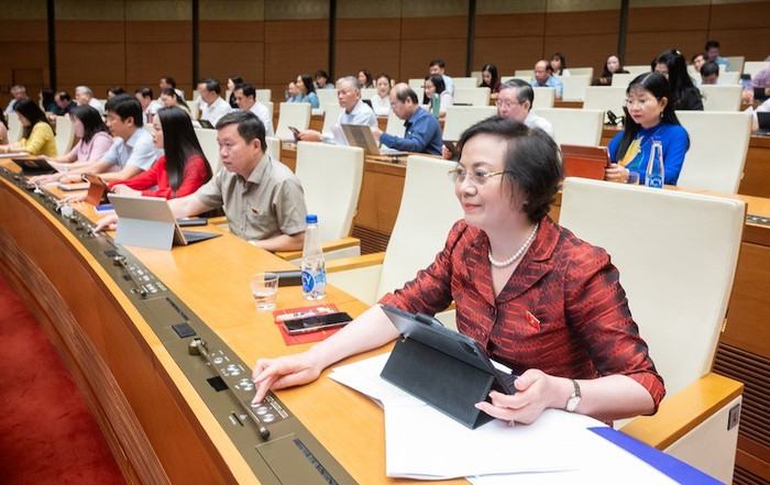 Đại biểu Quốc hội bấm nút thông qua luật Cán bộ, công chức sửa đổi