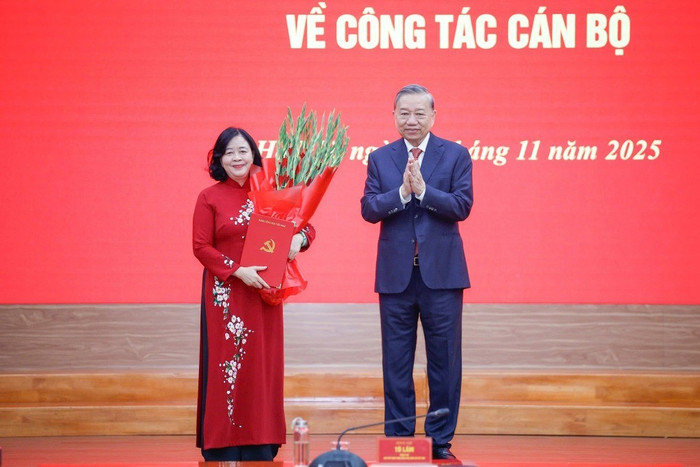Tổng Bí thư Tô Lâm trao quyết định và chúc mừng bà Bùi Thị Minh Hoài