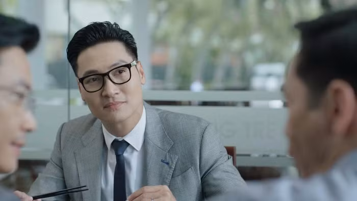 Mạnh Trường đảm nhận vai Phạm Ngọc Triển, Chánh Văn phòng UBND tỉnh trong "Lằn ranh"