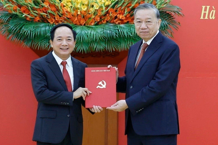 Tổng Bí thư Tô Lâm trao quyết định bổ nhiệm cho ông Trịnh Văn Quyết