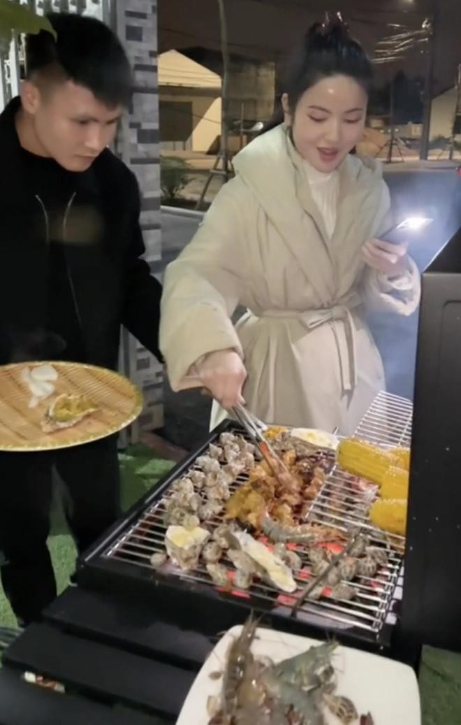 Vợ chồng Quang Hải thường xuyên về sum vầy cùng bố mẹ