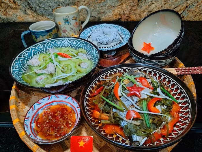 Cũng theo người mẹ đảm này, chỉ là cá tươi hấp rau củ cùng canh khổ qua thác lác và tráng miệng bằng thanh long thanh mát - hạnh phúc giản dị từ bếp nhà