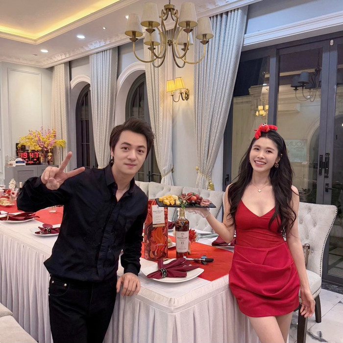 Tổ ấm của Đăng Khôi - Thủy Anh rực rỡ trong những ngày giáp Tết. Họ cũng tranh thủ mời bạn bè, đồng nghiệp đến nhà chơi, tụ tập ăn uống. Thủy Anh tự tay vào bếp, chiêu đãi người thân và bạn bè nhiều món ngon