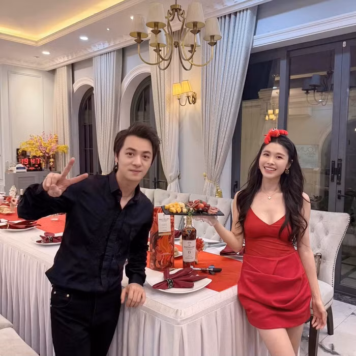 Tổ ấm của Đăng Khôi - Thủy Anh rực rỡ trong những ngày giáp Tết. Họ cũng tranh thủ mời bạn bè, đồng nghiệp đến nhà chơi, tụ tập ăn uống. Thủy Anh tự tay vào bếp, chiêu đãi người thân và bạn bè nhiều món ngon