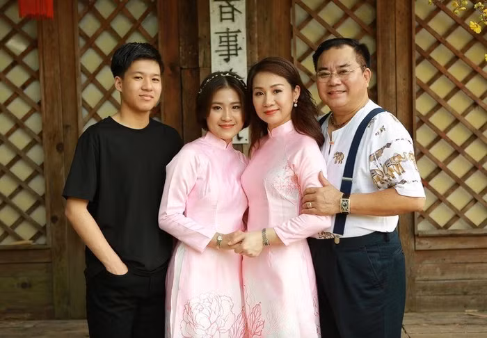 Ngoài sự nghiệp thành công, NSND Quốc Trượng còn khiến khán giả hâm mộ bởi hôn nhân viên mãn bên người vợ đẹp kém 13 tuổi. Vợ anh là nghệ sĩ chèo Lâm Thanh, hiện là Trưởng đoàn diễn 2 của nhà hát