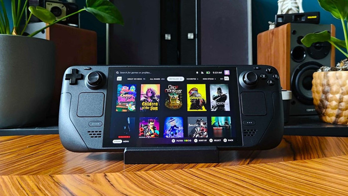 Steam Deck rất tiện lợi nhờ thiết kế nhỏ gọn, dễ dàng mang đi khi di chuyển picture5.jpg