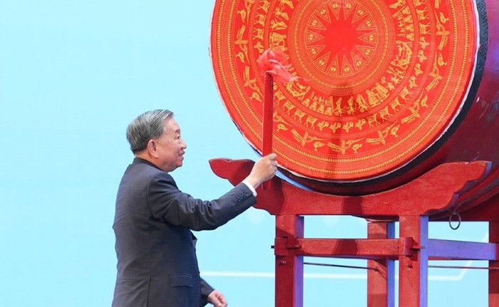 Tại buổi lễ, Tổng Bí thư Tô Lâm đánh trống khai giảng năm học mới 2025-2026
