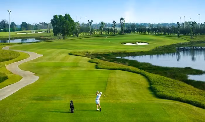  Mức lương của người cắt cỏ tại sân golf của tỷ phú Phạm Nhật Vượng có thể lên đến 20 triệu đồng/tháng