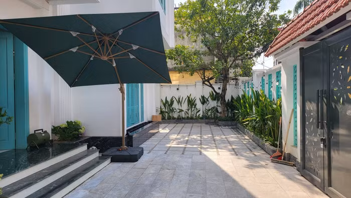 Căn nhà được thiết kế hiện đại với tone xanh - trắng bắt mắt. Chỉ nhìn bên ngoài, nhiều người đã phải trầm trồ về độ hoành tráng của căn nhà