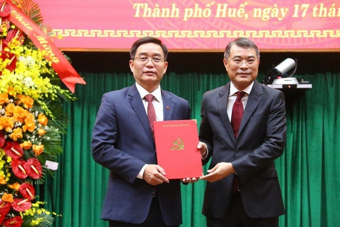Trưởng ban Tổ chức Trung ương Lê Minh Hưng trao quyết định của Bộ Chính trị chỉ định ông Nguyễn Đình Trung giữ chức Bí thư Thành ủy Huế nhiệm kỳ 2025-2030