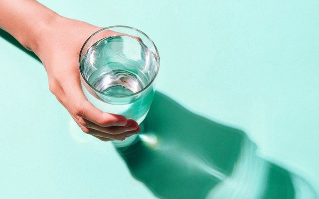 Dân văn phòng thường bận rộn, ít vận động nên dễ quên uống nước, dẫn đến tình trạng thiếu nước nuoc.jpg