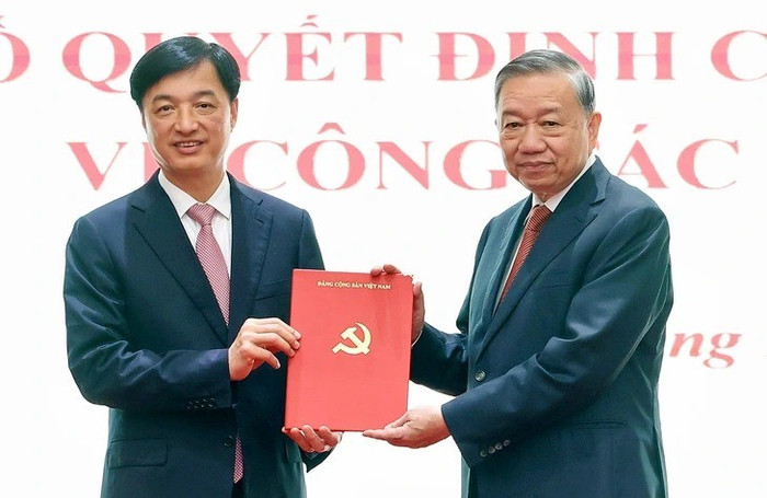 Tổng Bí thư Tô Lâm trao quyết định cho tân Bí thư Hà Nội Nguyễn Duy Ngọc