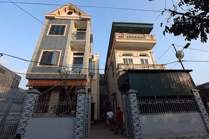 Ngôi nhà của bố mẹ tiền vệ số 19 Nguyễn Quang Hải ở thôn Đường Nhạn, xã Xuân Nộn, huyện Đông Anh (cũ). Ngôi nhà rộng 200m2 khang trang và nổi bật trong xóm nhỏ