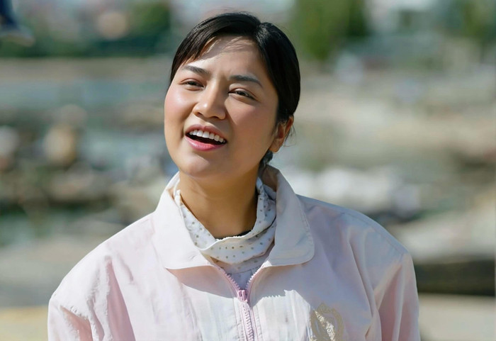 Nhân vật Khánh Linh – cô gái làng chài với tính cách hồn nhiên, hài hước, tràn đầy năng lượng sống không chỉ mang lại những khoảnh khắc nhẹ nhàng, đáng yêu mà còn ghi dấu ấn bởi sự thẳng thắn, khảng khái và tấm lòng thiện lương