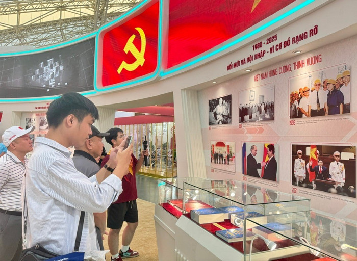 Không gian Triển lãm “Văn phòng Chính phủ - 80 năm đồng hành cùng dân tộc” đã thu hút sự quan tâm của đông đảo đại biểu và khách tham quan
