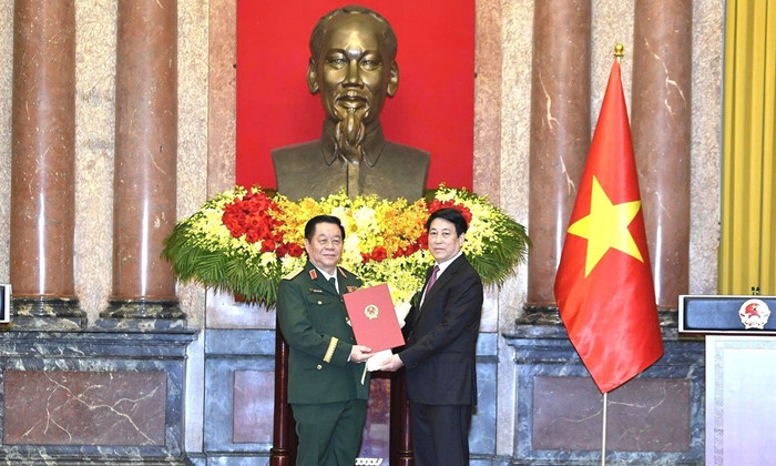 Chủ tịch nước Lương Cường trao quyết định bổ nhiệm chức vụ Chủ nhiệm Tổng cục Chính trị Quân đội Nhân dân Việt Nam và trao quyết định thăng quân hàm cấp Đại tướng đối với ông Nguyễn Trọng Nghĩa