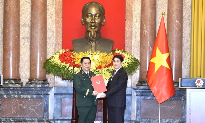 Chủ tịch nước Lương Cường trao quyết định bổ nhiệm chức vụ Chủ nhiệm Tổng cục Chính trị Quân đội Nhân dân Việt Nam và trao quyết định thăng quân hàm cấp Đại tướng đối với ông Nguyễn Trọng Nghĩa