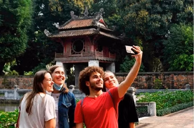 Miễn thị thực cho công dân 12 nước vào Việt Nam du lịch từ 15/8