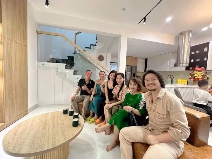 Thời điểm mua nhà, Tiểu Vy chia sẻ: "Gia đình đã luôn là động lực lớn nhất để Vy chăm chỉ làm việc trong suốt 5 năm. Lần về quê này, Vy về cùng ngôi nhà mới, một món quà dành tặng cho ba mẹ. Mọi người sẽ luôn là động lực để con chăm chỉ làm việc và cố gắng cống hiến những gì tốt đẹp nhất"