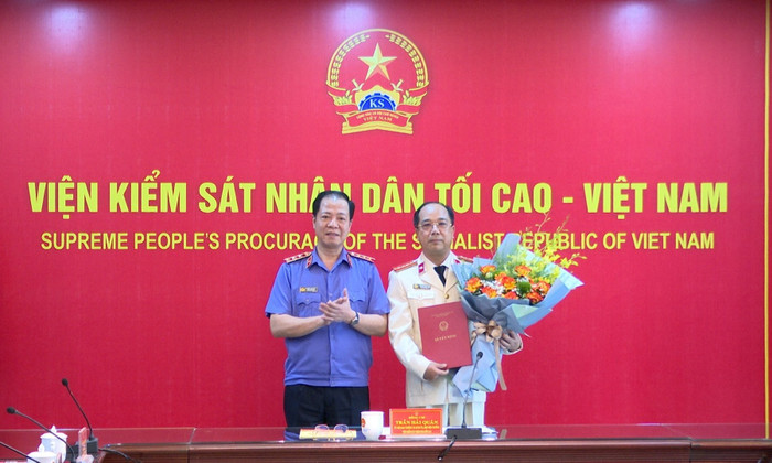 Phó Viện trưởng Viện Kiểm sát Nhân dân Tối cao Trần Hải Quân trao quyết định tiếp nhận và bổ nhiệm nhà báo Nguyễn Mạnh Hưng, Ủy viên Hội đồng biên tập Cơ quan Báo và Phát thanh, Truyền hình Hà Nội giữ chức vụ Phó Tổng Biên tập Báo Bảo vệ Pháp luật