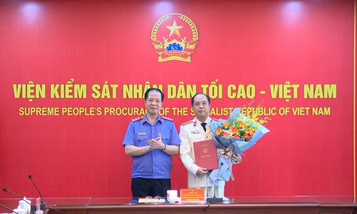 Phó Viện trưởng Viện Kiểm sát Nhân dân Tối cao Trần Hải Quân trao quyết định tiếp nhận và bổ nhiệm nhà báo Nguyễn Mạnh Hưng, Ủy viên Hội đồng biên tập Cơ quan Báo và Phát thanh, Truyền hình Hà Nội giữ chức vụ Phó Tổng Biên tập Báo Bảo vệ Pháp luật