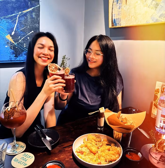 . Trong những khoảnh khắc chụp cùng con, nữ ca sĩ thường được khán giả nhận xét trông chẳng khác nào chị gái nhờ vẻ ngoài tươi tắn và nhan sắc trẻ hơn tuổi