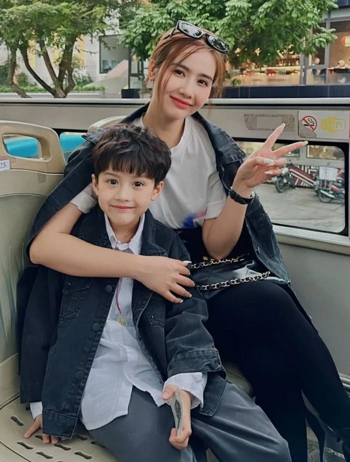 Huyền Lizzie cùng con trai