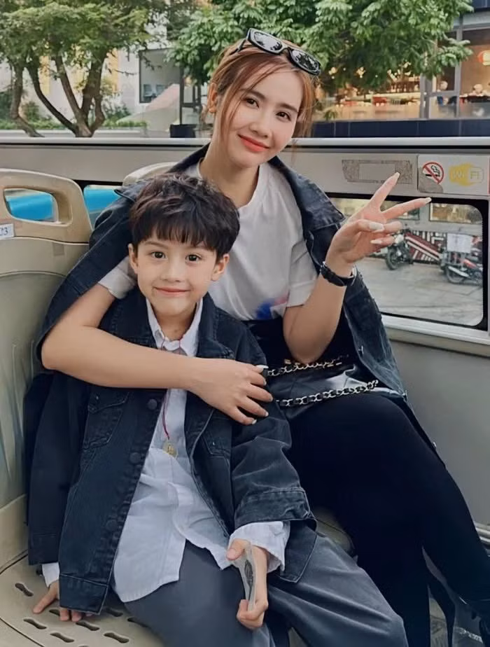Huyền Lizzie cùng con trai