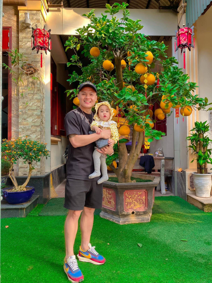 Dịp lễ Tết, khuôn viên sân vườn nhà nam cầu thủ được trang trí nhiều chậu cây cảnh