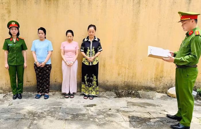 Đối tượng Trần Tiễn Như Nghi mặc áo màu xanh, đối tượng Nguyễn Thị Liên mặc áo màu hồng (chủ tiệm vàng Ngọc Tâm), đối tượng Hoàng Thị Thanh Nga mặc áo màu đen hoa vàng (chủ tiệm vàng Ngọc Châu Âu)