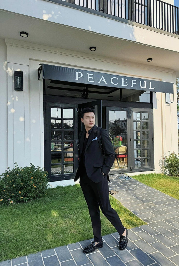 Diễn viên Quốc Trường hiện đang sinh sống tại căn biệt thự rộng khoảng 300m2, tọa lạc tại TP.HCM. Cơ ngơi của anh được ước tính trị giá hơn 40 tỷ đồng.