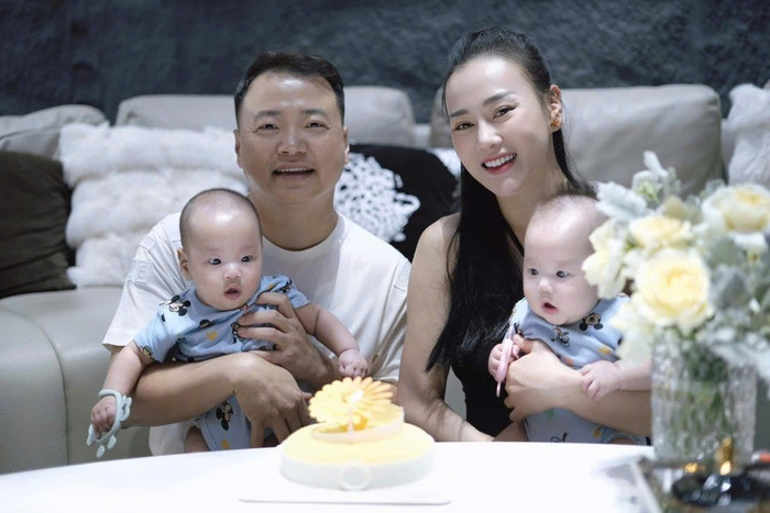 Diễn viên Phương Oanh từng chia sẻ rằng ông xã của mình thể hiện hai hình ảnh hoàn toàn khác nhau giữa công việc và gia đình. Nếu tại công ty, vị doanh nhân này luôn nghiêm túc, quyết đoán và bản lĩnh thì khi ở nhà lại vui tính, nhí nhố và luôn mang đến tiếng cười cho vợ con z605766827641267cc3cec4b72274201-7841.jpg